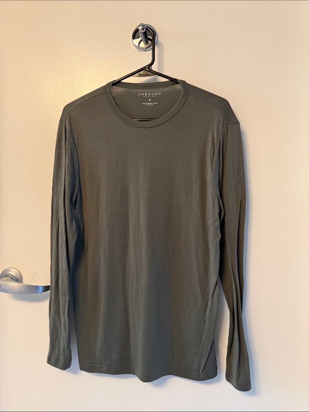 Unbound Merino Men’s Olive Green Long-Sleeve Crewneck Tee